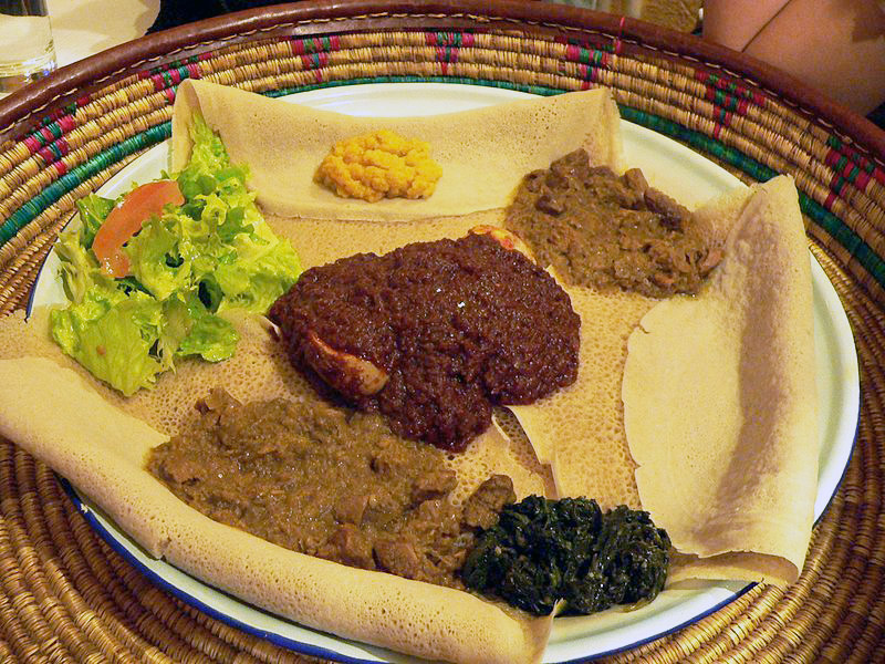 Injera là một loại bánh mì dẹt. Độ xốp của nó là kết quả của cỏ teff được sử dụng để làm bột. Người ta thường sử dụng bánh mì này như một chiếc đĩa để đựng các món hầm lên trên.