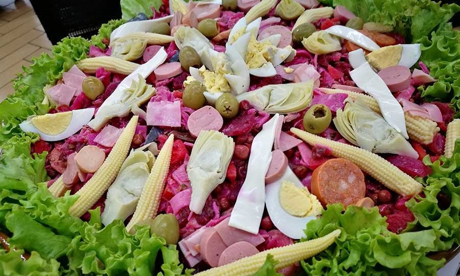 Fiambre là một món salad truyền thống được chuẩn bị để kỷ niệm Ngày của người chết. Về cơ bản, bạn có thể cho mọi thứ bạn thích vào đó, từ xúc xích, ngô ngâm, pho mát, ô liu, thịt gà, trứng, thịt nguội, củ cải đường… 