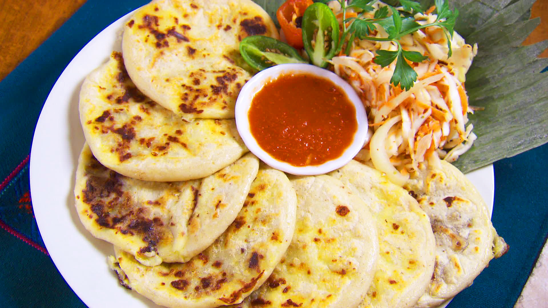 Pupusa là mặt hàng chủ lực của đất nước Trung Mỹ El Salvador. Đó là một chiếc bánh mì dẹt được nhồi với pho mát lỏng, thịt lợn, đậu và hoa loroco. Nó cũng thường được phục vụ với nước sốt và xà lách trộn bắp cải.