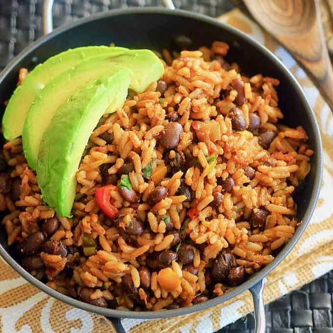 Món ăn này có nguyên liệu chính là đậu và gạo. Ớt chuông, hành tây và tỏi được sử dụng để làm gia vị cho cả đậu và gạo, sau đó được nấu cùng với nhau.