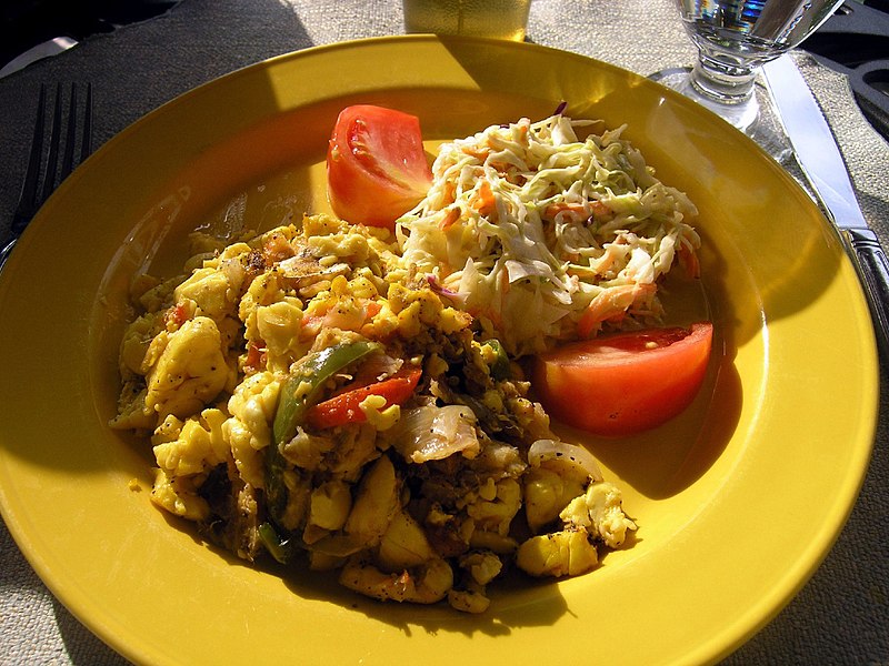 Món ăn quốc gia của Jamaica, ackee và cá muối được làm từ cá tuyết và trái cây xào, muối, cũng như ớt Scotch Bonnet và một số thành phần tùy chọn khác. Xà lách trộn thường được phục vụ như một món phụ.