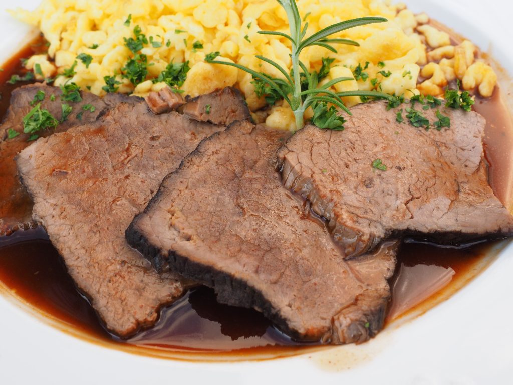 Sauerbraten là cách nấu nướng của người Đức. Thịt dùng để quay có thể là hầu hết mọi loại thịt - từ thịt bò hoặc thịt lợn đến thịt nai hoặc thậm chí là ngựa. Chúng được ngâm từ ba đến mười ngày trong nước sốt pha giấm hoặc rượu để làm mềm chúng, sau đó đem đi áp chảo. 