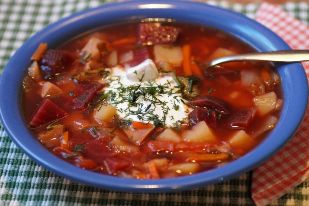Borscht là món súp củ dền về cơ bản bắt buộc phải ăn nếu bạn ở Nga. Borscht là một bữa ăn rất cổ xưa, được làm từ củ dền và thường được phục vụ lạnh với một chút kem chua bên trên. 