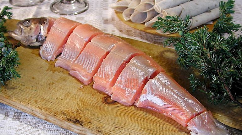 Rakfisk là cá hồi lên men được bảo quản trong vài tháng và sau đó ăn sống. Nó thường được đi kèm với bánh mì dẹt, khoai tây, mù tạt, kem chua hoặc hành tây.