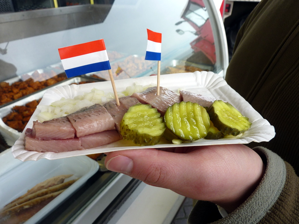 Soused herring được phục vụ sống, vì vậy bạn có thể nói nó giống như sashimi của Hà Lan. Cá trích non được ngâm trong chất bảo quản nhẹ trong vài ngày. (Rượu và / hoặc giấm là phổ biến, cùng với lá nguyệt quế và các loại gia vị khác.) Sau đó, chúng được ăn theo một số cách khác nhau. Một số dân gian cho chúng vào bánh mì kẹp với hành tây. Những người khác ăn chúng như một món ăn nhẹ với dưa chua.