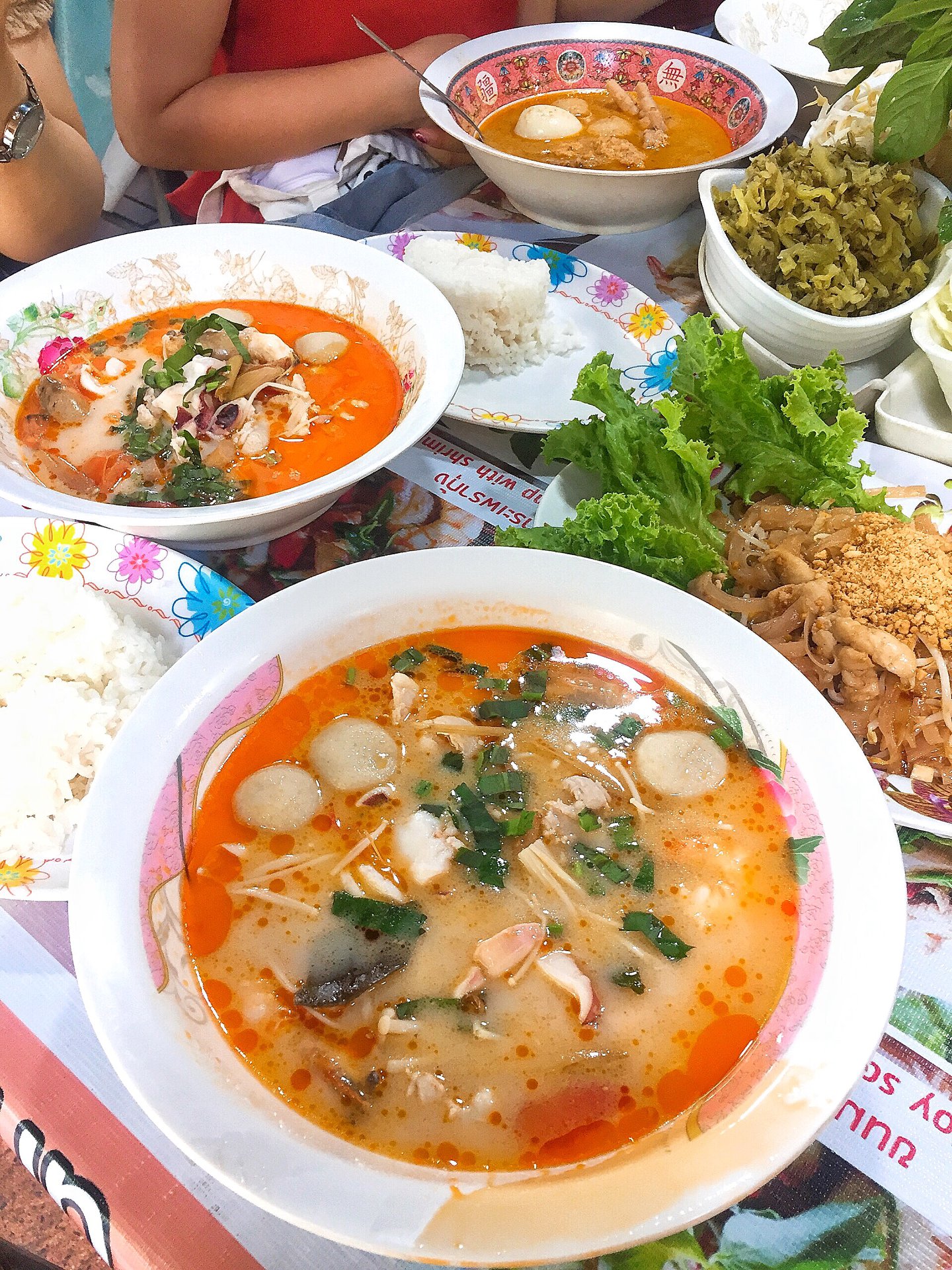 Súp chua cay, Tom yum, là một món ăn phổ biến thể hiện hương vị tuyệt vời của đất nước Thái Lan.