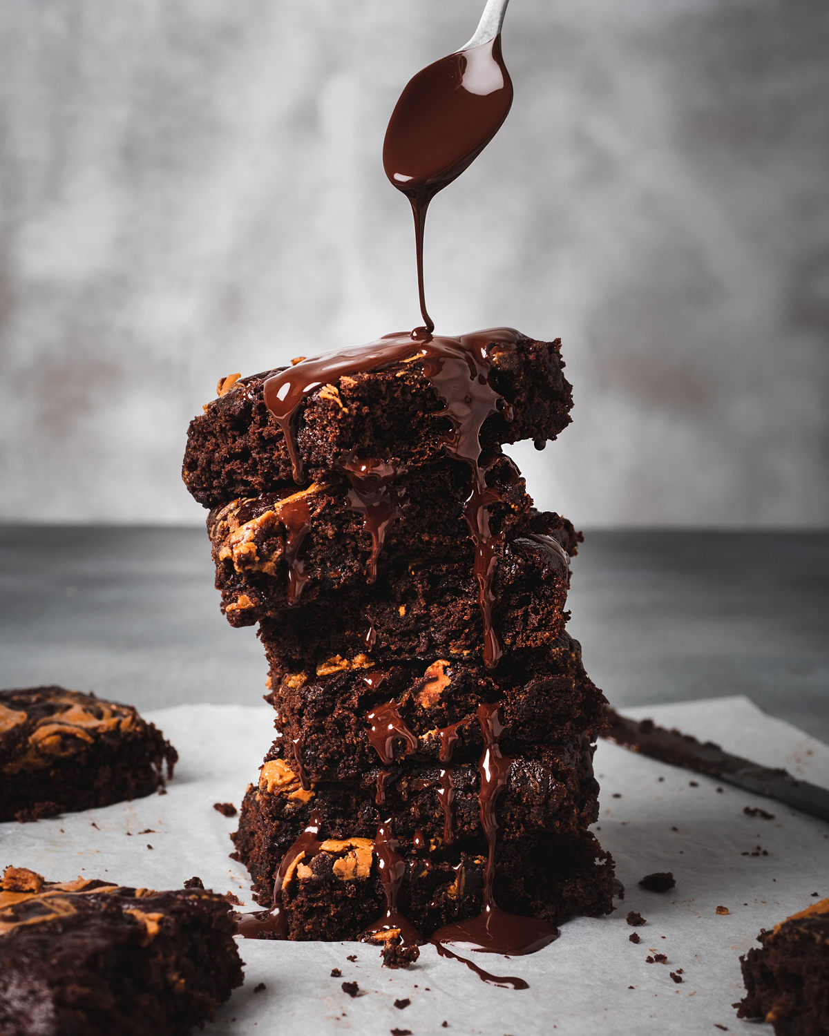 Brownies, món bánh sô cô la dễ làm và được ưa chuộng trên toàn thế giới - Ảnh 1
