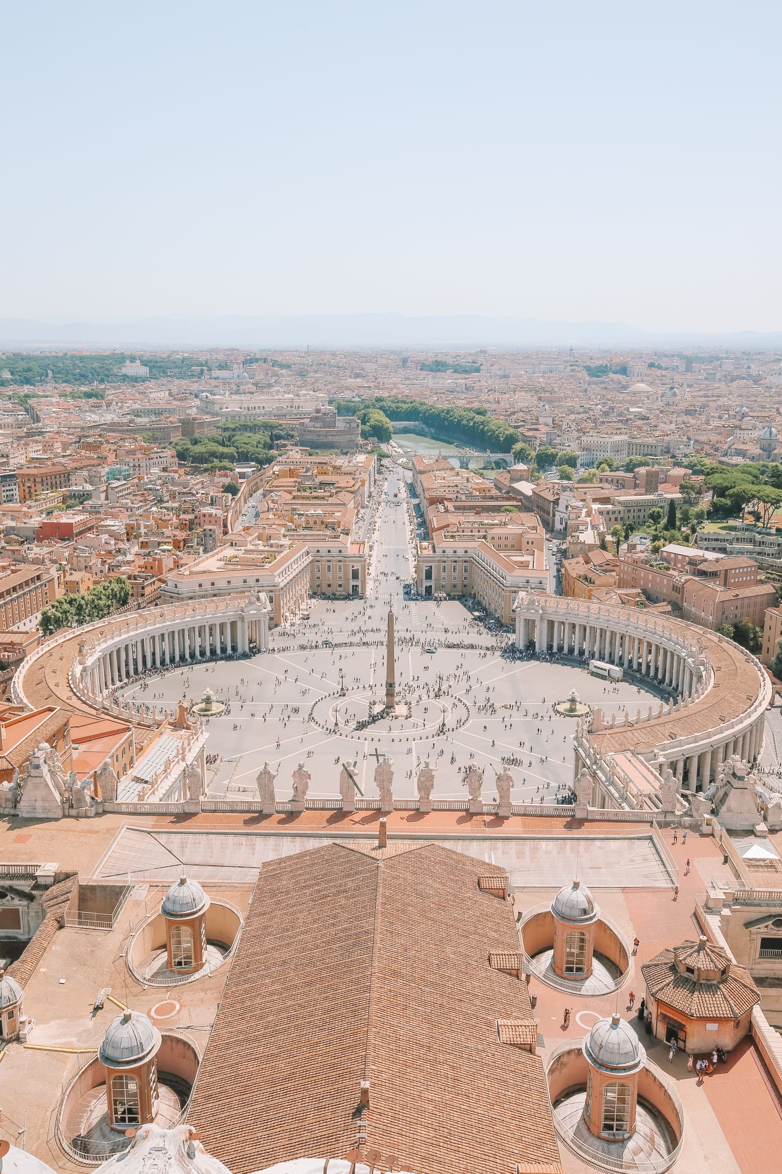 Quang cảnh Rome và Quảng trường Saint Peter từ Vương cung Thánh đường. Ảnh: handluggageonly