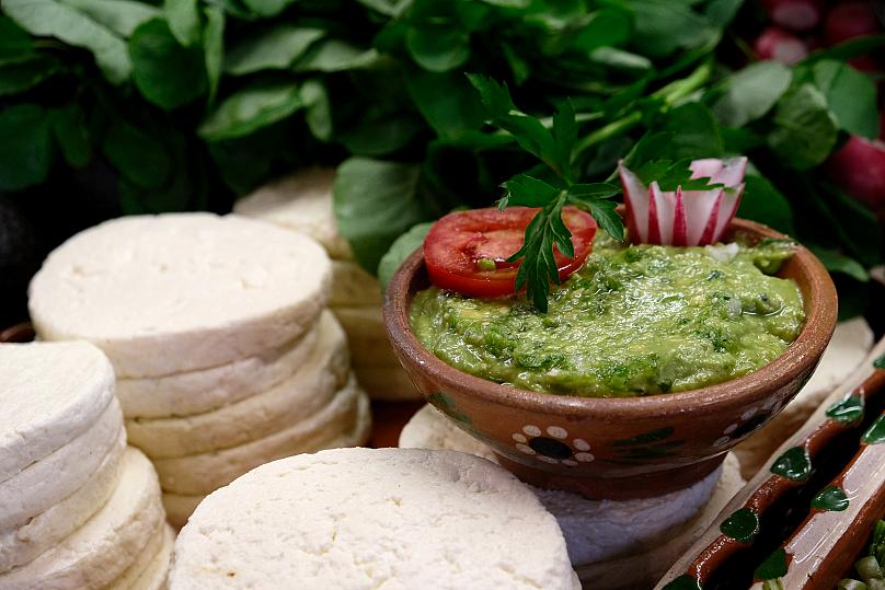 Một bát guacamole được trưng bày tại nhà hàng El Hidalguense ở Thành phố Mexico. Ảnh: Cristina Baussan/AP Photo