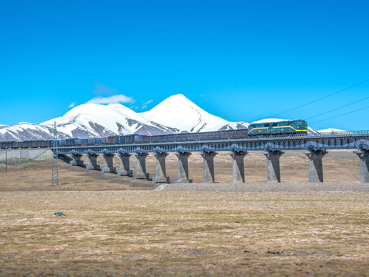 Đường sắt Thanh Hải - Tây Tạng từ Tây Ninh đến Lhasa, Khu tự trị Tây Tạng