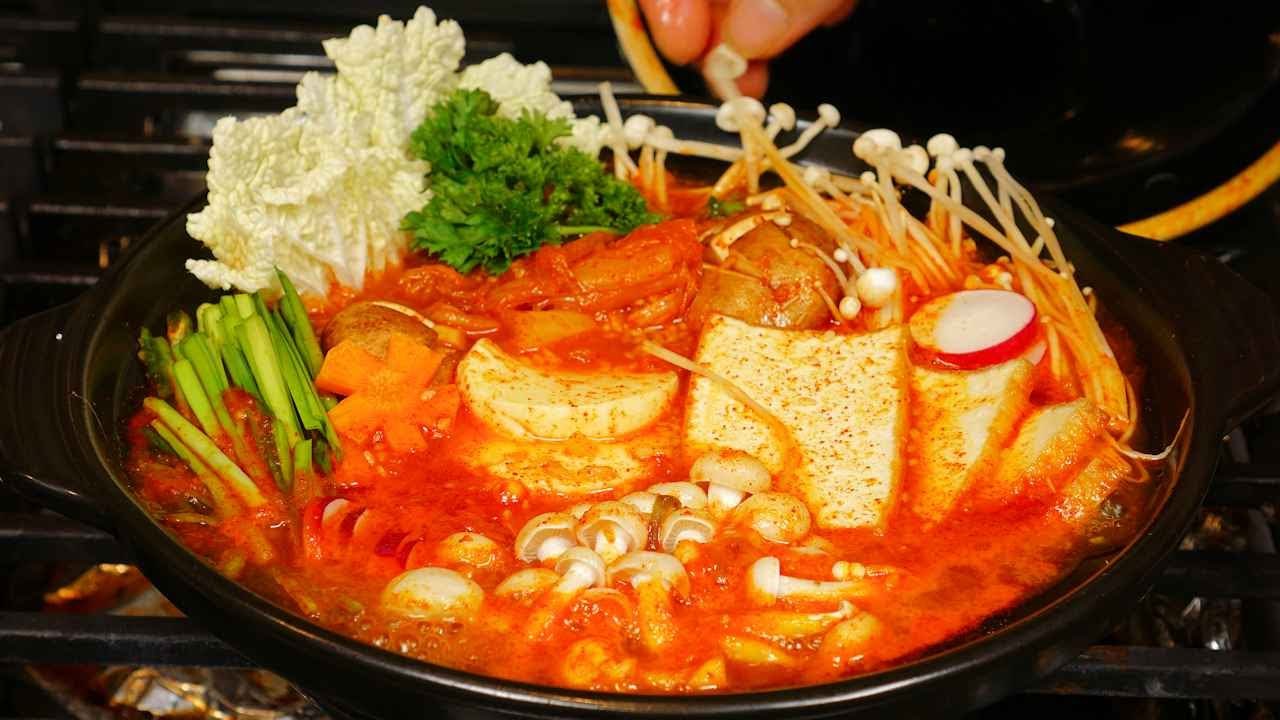 Cách nấu lẩu kim chi chua chua cay cay chuẩn vị Hàn, nghĩ đến là thèm - Ảnh 1