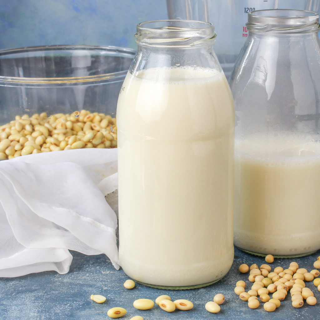 Sữa đậu nành là loại sữa hạt cực kỳ quen thuộc với mỗi chúng ta. Sữa đậu nành rất tốt cho sức khỏe đặc biệt đối với phụ nữ. Ảnh minh họa / Internet