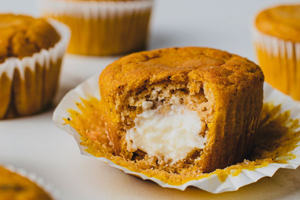 Cách làm bánh muffin bí đỏ kem cheese đã ăn là ghiền