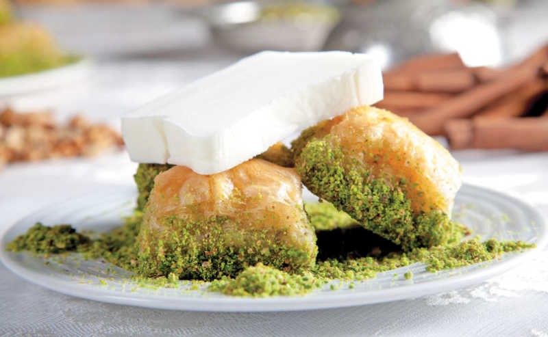 Người Thổ Nhĩ Kỳ cũng ăn kem Maras với bánh baklava.