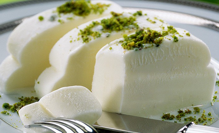 Công thức của dondurma dựa trên sữa, đường cùng với mastic và salep.