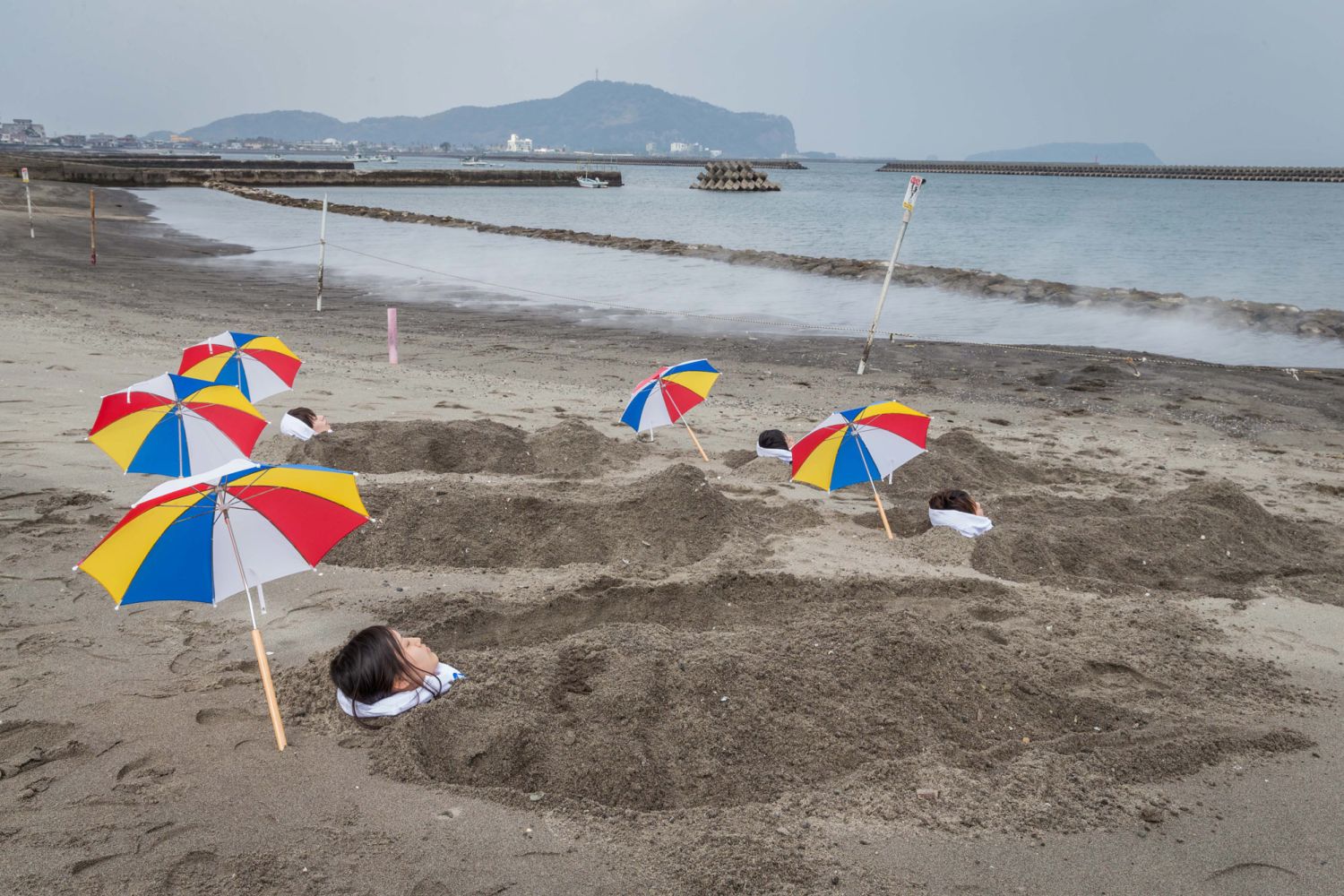 Tắm cát ở bãi biển Ibusuki, Nhật Bản, trải nghiệm trên 300 tuổi được nhiều người ưa thích - Ảnh 1