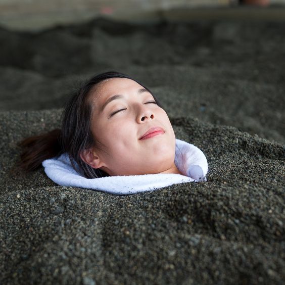 Tắm cát ở bãi biển Ibusuki, Nhật Bản, trải nghiệm trên 300 tuổi được nhiều người ưa thích - Ảnh 3