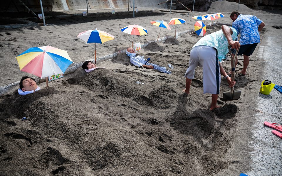 Tắm cát ở bãi biển Ibusuki, Nhật Bản, trải nghiệm trên 300 tuổi được nhiều người ưa thích - Ảnh 5