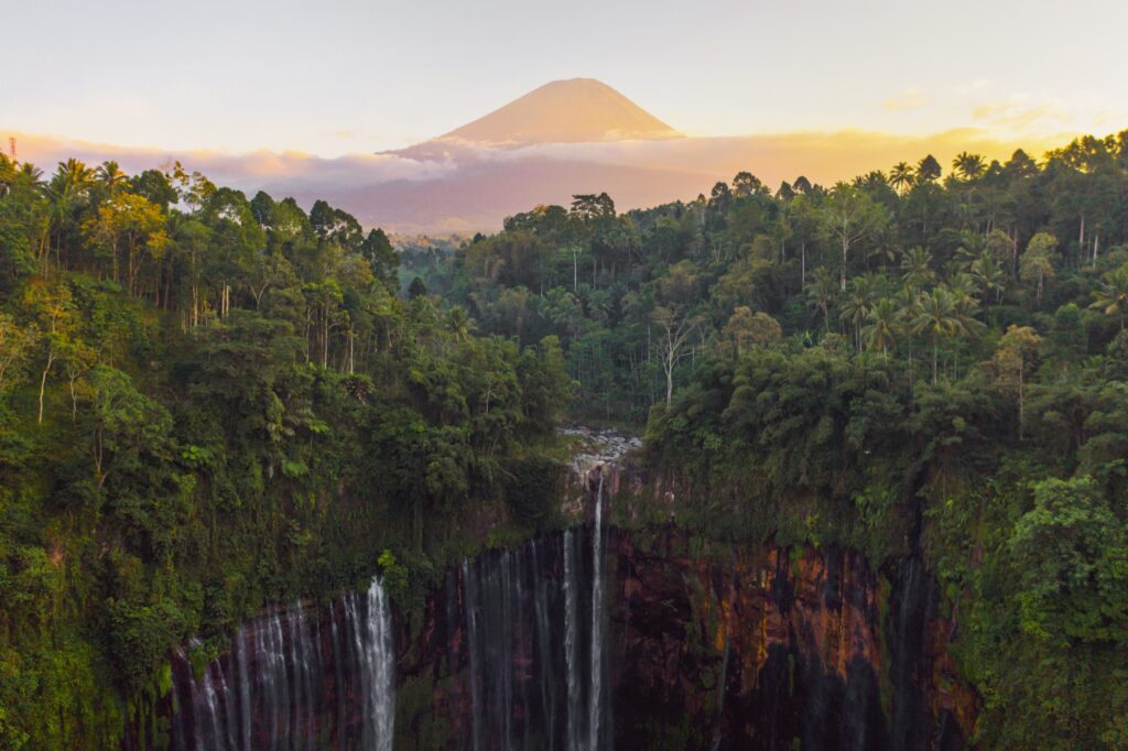 Thác nước Tumpak Sewu, thác nước có cảnh quan ngoạn mục của Indonesia - Ảnh 1