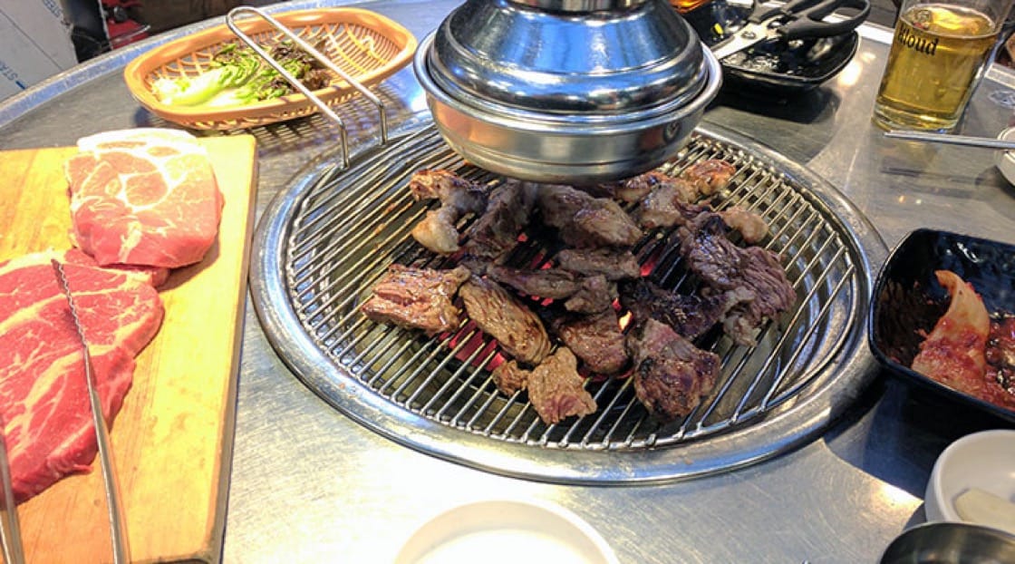 Một số món đáng chú ý trong thực đơn BBQ Hàn Quốc bao gồm: galbi (sườn bò tẩm ướp) và bulgogi (thịt bò hoặc thịt lợn tẩm ướp).