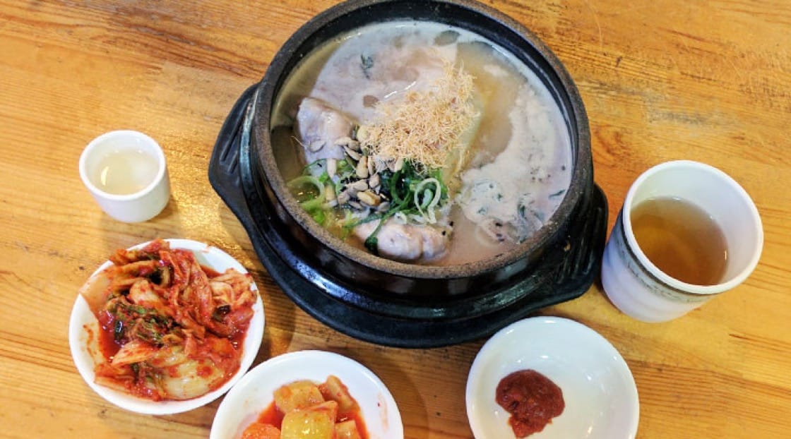 Samgyetang được cho là món ăn bồi bổ cho sức khỏe ở Hàn Quốc.