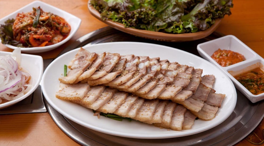 Ở Hàn Quốc, bossam được coi là một món ăn anju, nghĩa là thức ăn dùng với rượu.