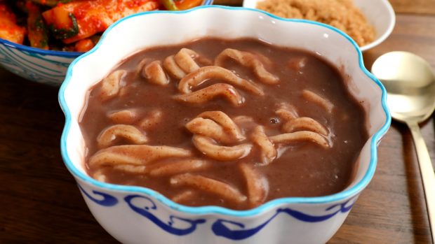 Cách làm mì đậu đỏ Hàn Quốc lạ miệng thơm ngon