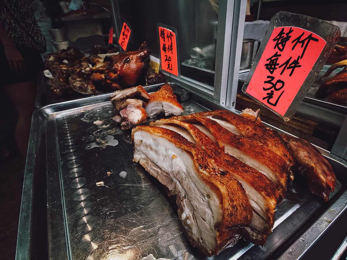 Thịt lợn quay với lớp da giòn ngon nhất được gọi là siu yuk. Ảnh: willflyforfood