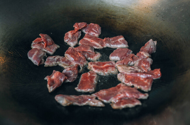 Cách làm thịt bò xào dưa chua ớt chuông lạ miệng, đưa cơm - Ảnh 2