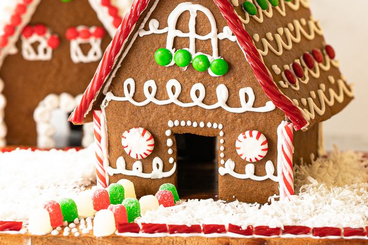 Cách làm ngôi nhà bánh gừng cho Giáng sinh lung linh - Ảnh 17