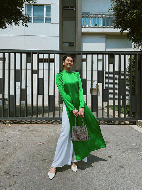Nữ siêu mẫu diện áo dài truyền thống màu xanh lá tươi tắn cho ngày đầu năm.
