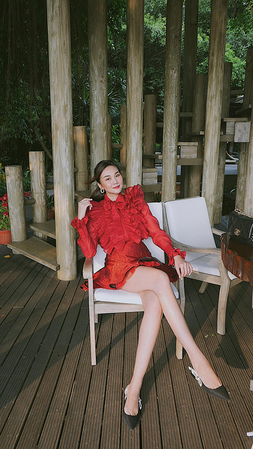 Một chiếc váy đỏ rất hợp với không khí mùa xuân, đồng thời váy ngắn cũng tạo cơ hội cho nữ siêu mẫu khoe đôi chân dài miên man.