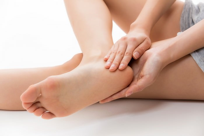 Julia Roberts thường bôi một ít dầu ô liu nguyên chất lên bàn chân trước khi đi ngủ, để nuôi dưỡng vùng da chân một cách tốt nhất.