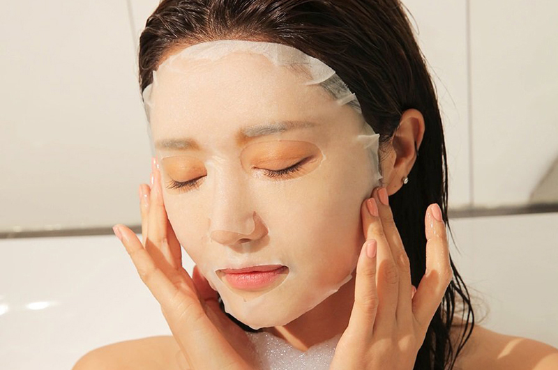 Đắp mặt nạ là giải pháp tút lại làn da nhanh chóng, bạn nên thực hiện 1 - 2 lần/tuần để có làn da trắng hồng, căng mịn.