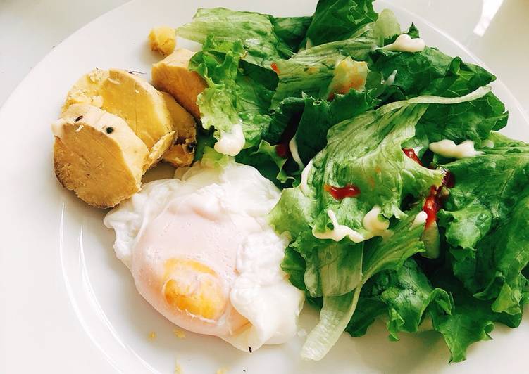 Hãy thay thế những bữa ăn sáng nhiều dầu mỡ bằng những món ăn giàu protein, omega - 3, chất chống oxy hóa như: trứng, cá hồi, trái cây và rau xanh.