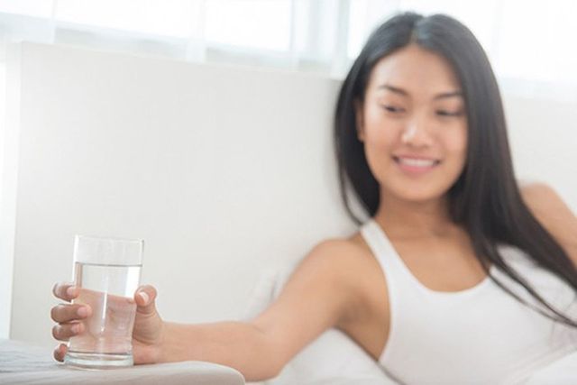 Uống một ly nước ngay sau khi thức dậy giúp cơ thể đào thải độc tố ra khỏi máu làm da căng mịn và hồng hào hơn.