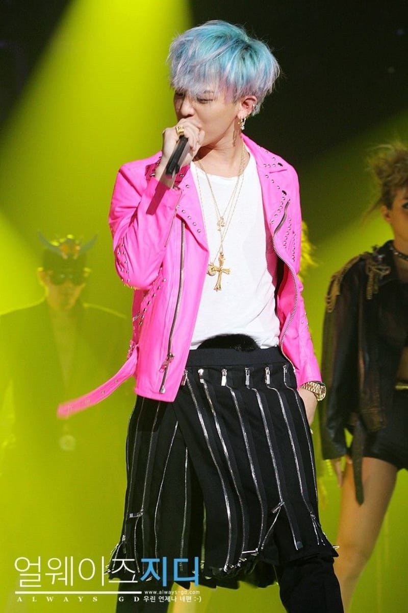 Mệnh danh là 'ông hoàng thời trang' với phong cách đa dạng, nhiều màu sắc thì không có gì bất ngờ khi G-Dragon (BIGBANG) là một trong những nam thần tượng đầu tiên sở hữu váy trong tủ quần áo của mình.