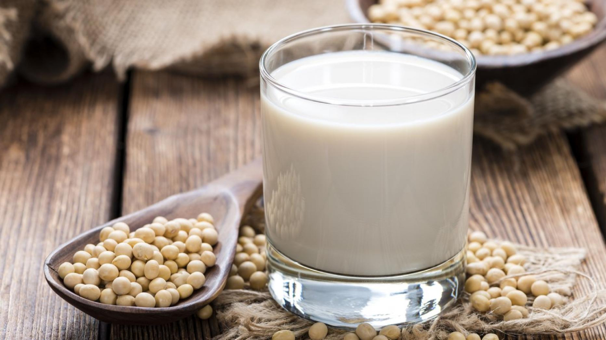 Thường xuyên uống sữa đậu nành có thể làm giảm kích thước nang lông, khiến lông trên cơ thể bạn mỏng và thưa dần theo thời gian.