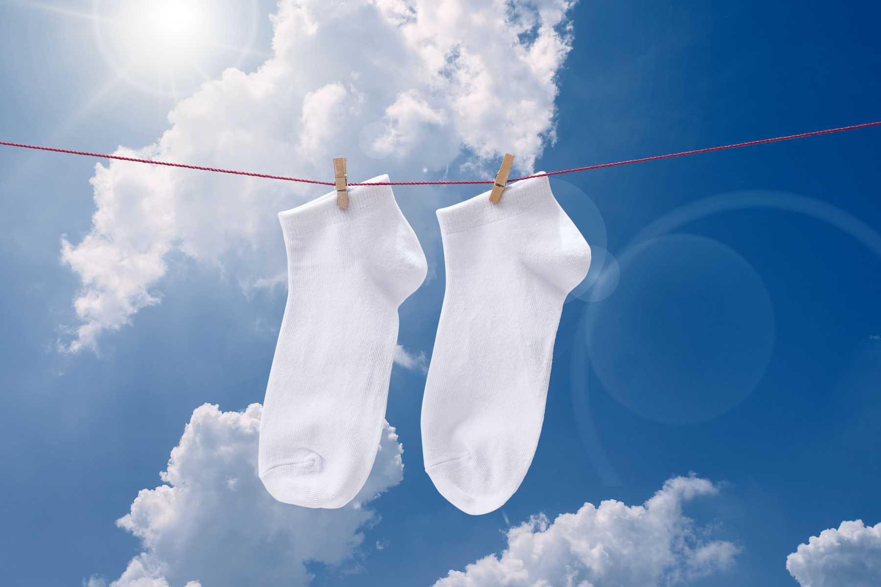 Hãy đảm bảo những đôi tất được giặt hàng ngày và phơi khô dưới ánh nắng trực tiếp.