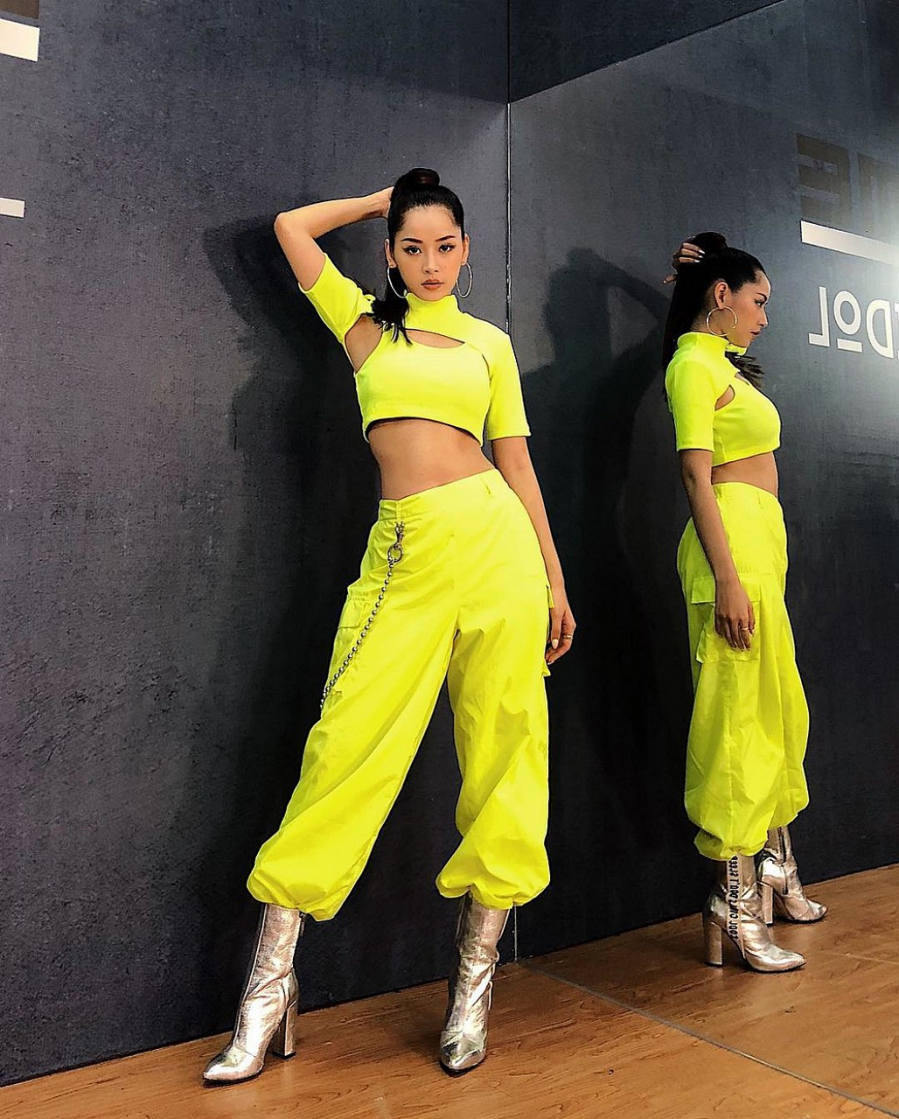 Chi Pu chất chơi trong trang phục xanh neon nổi bật mang đậm phong cách hip hop.
