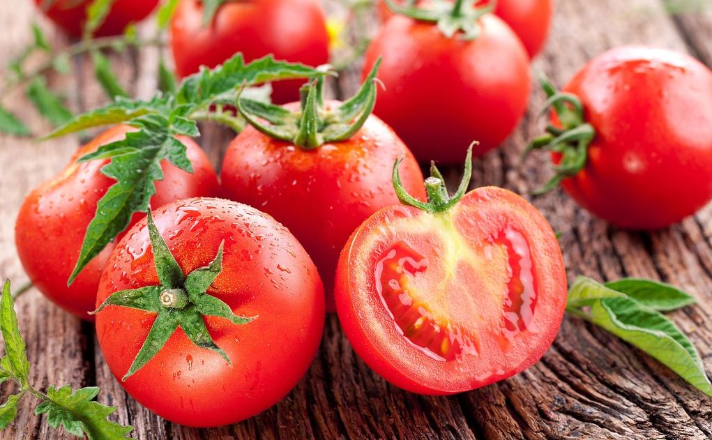 Trong cà chua chứa nhiều vitamin giúp dưỡng ẩm và nâng tone da trắng hồng tự nhiên.