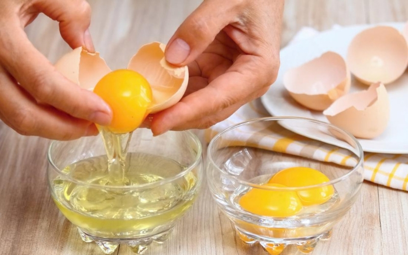 Lòng đỏ trứng gà chứa nhiều dưỡng chất khác giúp cấp ẩm hiệu quả cho da, cải thiện tình trạng da khô bong tróc.