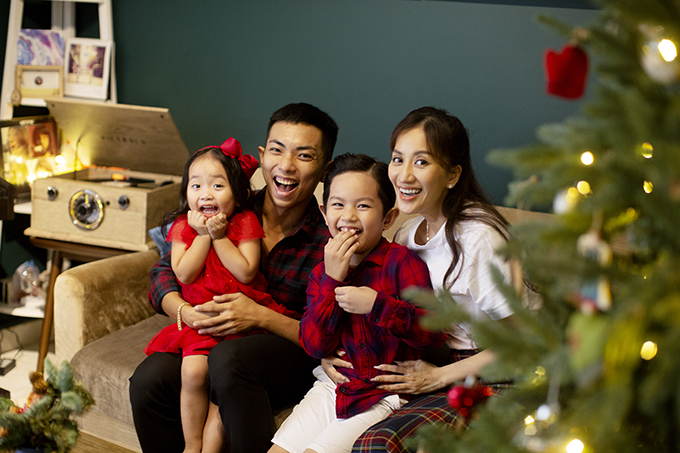 Theo Đạo Thiên Chúa nên Giáng Sinh là dịp gia đình Khánh Thi - Phan Hiển quây quần bên nhau. Cả nhà thường diện những mẫu trang phục có màu sắc phù hợp với không khí Giáng Sinh để chụp ảnh kỷ niệm.