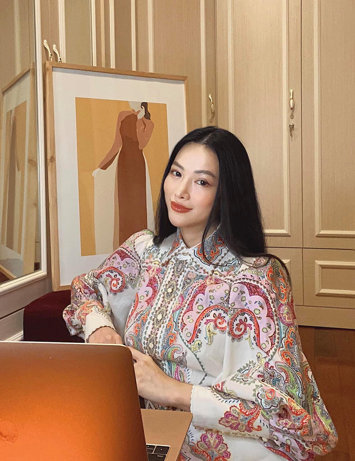 Khi làm việc và họp online, Phương Khánh ưu tiên chọn các kiểu sơ mi lụa với họa tiết nhiều màu sắc để trông tươi tắn hơn nhưng vẫn phải đảm bảo sự nhẹ nhàng, thanh lịch.