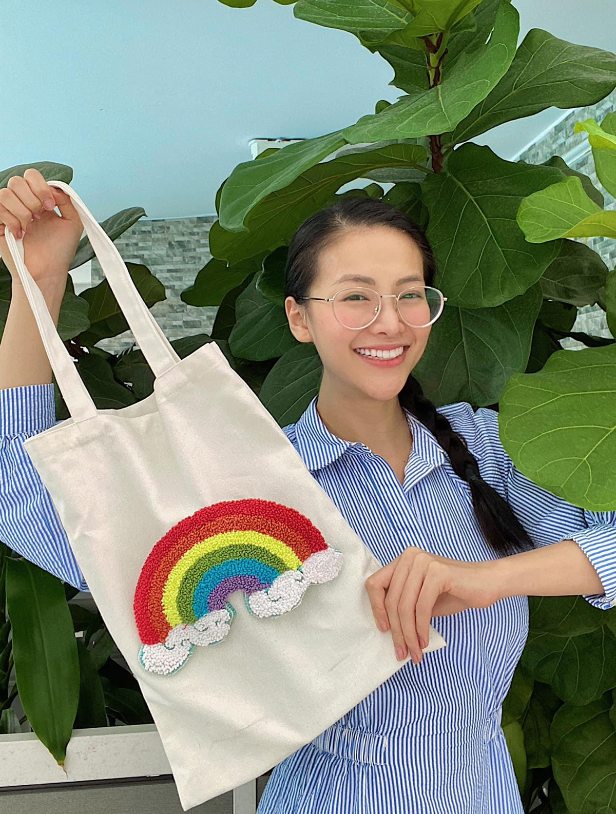 Bên cạnh việc chú trọng về mặt váy áo, hoa hậu trái đất Phương Khánh còn tích cực dùng túi vải để chia sẻ thông điệp bảo vệ môi trường.