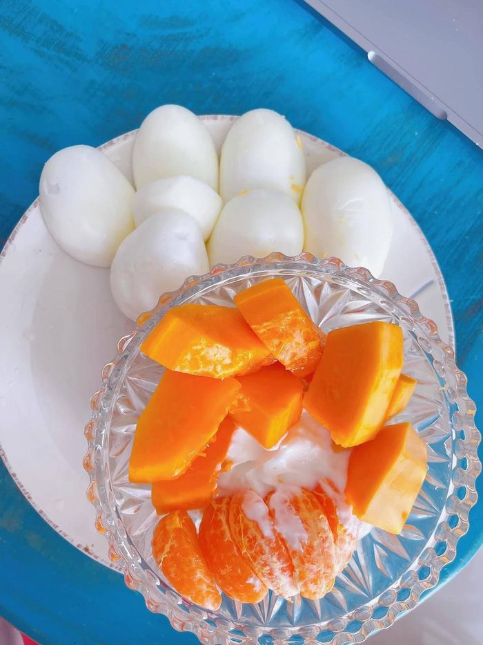 Bữa sáng kết hợp với Snack gồm: trái cây, 4 lòng trắng trứng và 1 cup sữa chua.