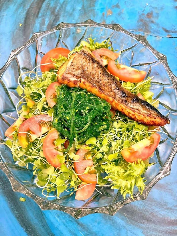 Bữa tối với salad rau quả kèm cá hồi áp chảo.