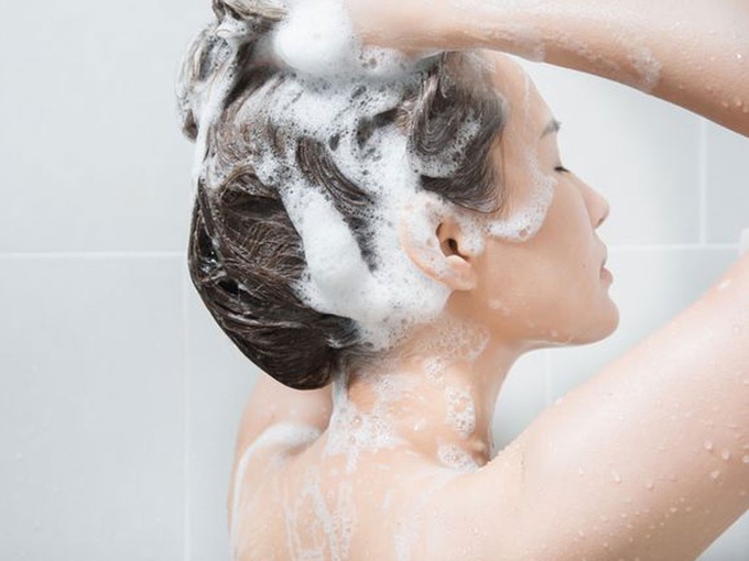 Việc gội đầu quá nhiều sẽ khiến tóc mất đi lớp dầu tự nhiên, dẫn đến tóc khô xơ, gãy rụng.
