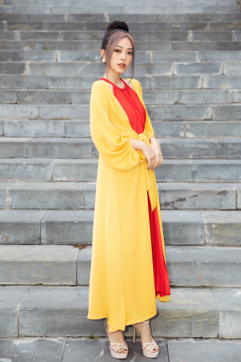 Á hậu Phương Nga nổi bật trong set đồ gồm váy yếm đỏ kết hợp với áo tứ thân màu vàng tươi khoác ngoài. Nàng hậu mang nét đẹp hơi hướng cổ trang liêu trai đầy ma mị và quyến rũ.