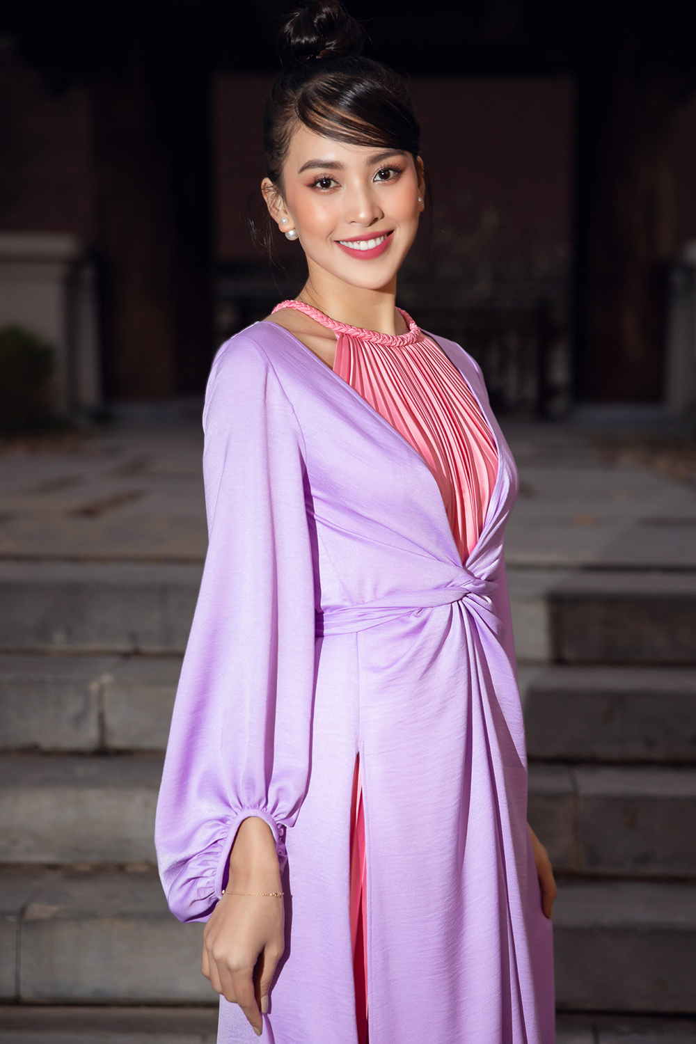 Hoa hậu Tiểu Vy rạng rỡ trong chiếc váy yếm lụa màu hồng phấn khoác ngoài là áo tứ thân cách điệu màu khoai môn nhẹ nhàng, trang nhã.